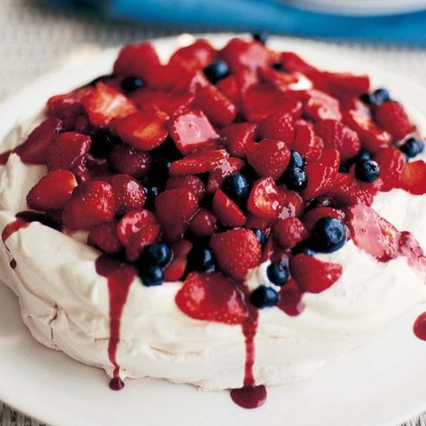 Berry Pavlova, Ina Garten Recipes, Pavlova Recipe, Raspberry Sauce, Barefoot Contessa, Köstliche Desserts, Mixed Berries, Pavlova, Summer Desserts