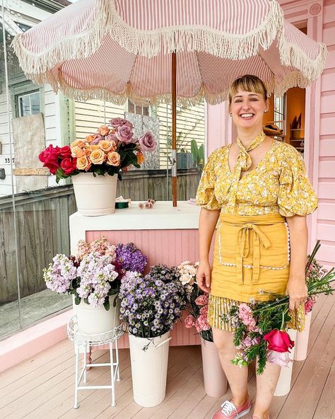 Flower Bar Party, Diy Flower Cart, Flower Arranging For Beginners, Bridal Shower Bouquet, Shower Bouquet, Diy Flower Arrangements, Flower Tips, Lifestyle Studio, Studio Vibes