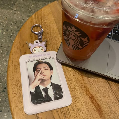 Aesthetic Kpop Photos, Bts Photocards Aesthetic, Taehyung Core, Photocards Ideas, Photocards Aesthetic, Mochila Kpop, Photocards Bts, Pc Decoration, Photo Card Holder