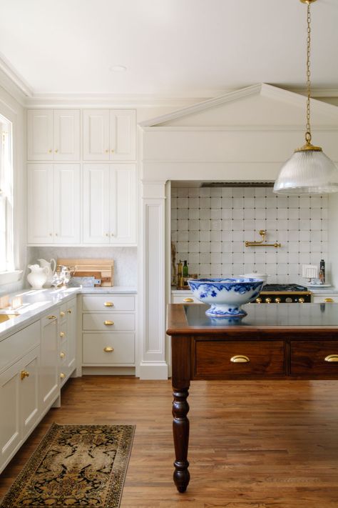 Classic Carrara Marble Counters in a Traditional Kitchen - The Makerista Timeless Tile Backsplash, 14x14 Kitchen Layout, Kitchen Remodel Classic, Traditional Southern Kitchen, Wyoming Farmhouse, Memphis Kitchen, Nancy Meyers Kitchen, English Country Kitchen, Classic English Kitchen