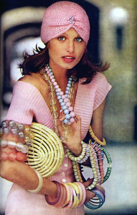 Style me vintage. The 1970s – Of fashion and other demons 70s Hats, Fashion 1970s, Lauren Hutton, Seventies Fashion, 1970s Fashion, Pink Vintage, Moda Vintage, Model Fashion, Mode Vintage