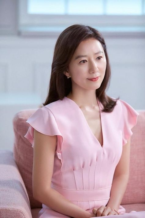 Kim Hee Ae, Older Actresses, Kim Hee-ae, Exotic Fashion, Old Money Style, Korean Actresses, Hollywood Actor, Korean Actress, Galaxy Wallpaper