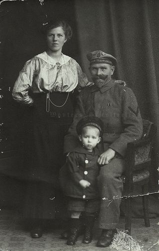 Family portrait of a seasoned soldier of a Matrosen-Artillerie-Regiment (Marinekorps Flandern) | Flickr - Photo Sharing! Swaggy Poses, Victorian Soldier, Old Fashioned Photos, Studio Family Portraits, Family Photo Studio, Victorian Photography, Pet Sounds, Victorian Portraits, Army Family