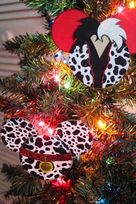 Christmas Tree Disney, Disney Christmas Crafts, Fall Candles Diy, Homemade Christmas Ornaments, Disney Christmas Ornaments, 101 Dalmations, Diy Christmas Tree Ornaments, Christmas Disney, Disney Ornaments