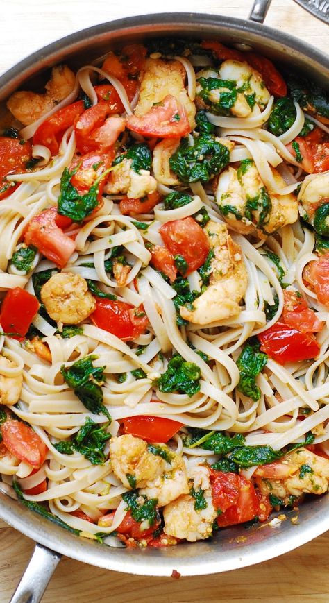 Shrimp, fresh tomatoes, and spinach with fettuccine pasta in garlic butter sauce. Very Italian recipe! Pasta With Fresh Tomatoes, Shrimp Tomato, Pasta Shrimp, Fresh Tomato Pasta, Resep Pasta, Tomato Spinach, Chard Recipes, Italian Comfort Food, Italian Pasta Dishes