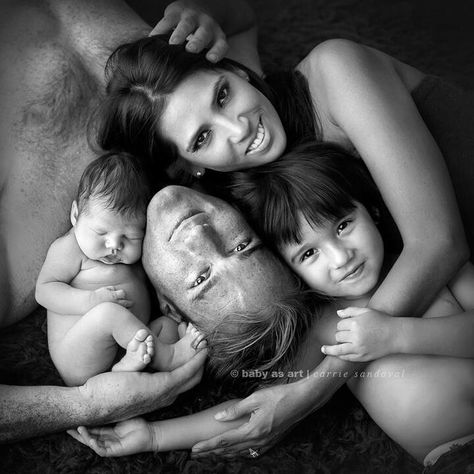 Fantastic family photo, probably even better with clothes on :) Newborn Sibling, Foto Kids, Foto Newborn, Baby Fotografie, Newborn Family Photos, Creation Photo, Newborn Poses, Newborn Posing, Foto Tips