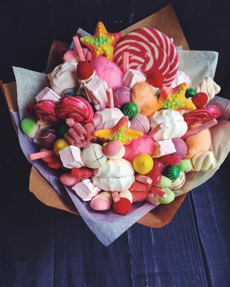 Sweet bouquet candy bouquet liyka Gummy Bouquet, Sweet Bouquets Candy, Sweets Bouquet, Diy Projects For Boyfriend, Food Bouquet, Edible Bouquets, Mother's Day Bouquet, Sweet Bouquet, Paper Peonies