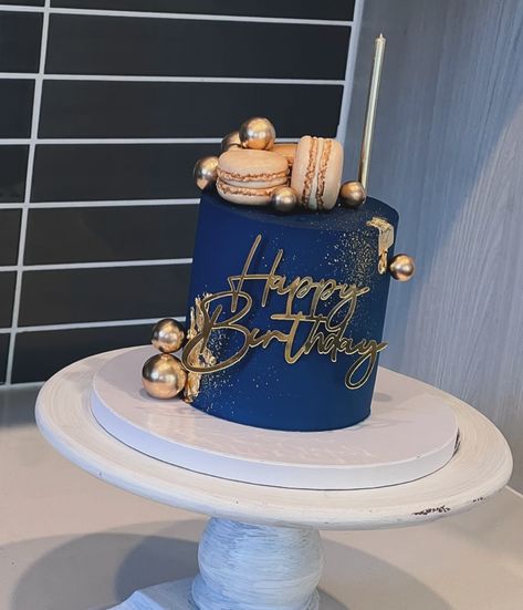 Mini cake for Him! Here’s a little inspiration for a masculine design, mini cakes are that perfect gift for any intimate celebration Cake drum • @cakebonofficial 8” Food gel �• @chefmaster Smoother • @sweet_escape001 Everything else! • @heb . . . . . . . . . . #cakedecorating #cakedesign #cakes #cakesofinstagram #cakeart #cakedecorator #cakecakecake #cakestyle #cakelover #cakelove #baker #bakery #fondant #fondantcakes #fondantart #fondantdecoration #sanantonio #sanantoniocakes #sanant... Birthday Cake Ideas For Men, Cake For Him, Cake Design For Men, Elegant Birthday Cakes, Birthday Cakes For Men, Creative Birthday Cakes, Masculine Design, Creative Birthday, Celebration Cake