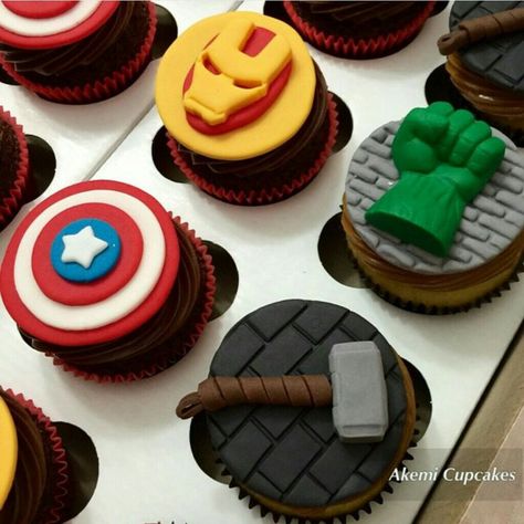 Cupcakes Avengers, Avengers Cupcakes Toppers, Avenger Cupcakes, Superhero Cookies, Superhero Cupcakes, Marvel Birthday Party, Hulk Birthday, Marvel Cake, Superhero Birthday Cake