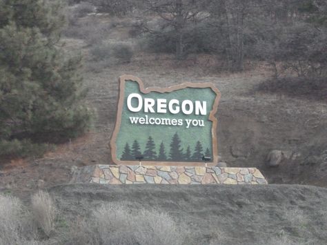 Welcome to Oregon sign.  I-5, California/Oregon state line, 2014. Oregon Girl, Explore Oregon, Oregon Living, State Signs, Cottage Grove, State Of Oregon, University Of Oregon, Oregon Travel, Oregon State