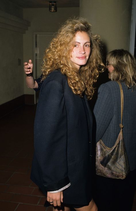 22 Photos of Celebrities in the '90s That Will Make You Want to Wear Big, Fluffy Curls - Fashionista - https://fashionista.com/2020/05/celebrities-with-curly-hair-90s?utm_source=Fashionista+Newsletters+Master+List&utm_campaign=a60bee22f2-EMAIL_CAMPAIGN_2017_12_19_COPY_01&utm_medium=email&utm_term=0_a23c93579d-a60bee22f2-410530381 Julia Roberts Hair, Julia Roberts Style, Cycling Pants, Winter Fashion Outfits Casual, Winter Mode, Pants Suit, Julia Roberts, Red Carpet Fashion, Mode Inspiration