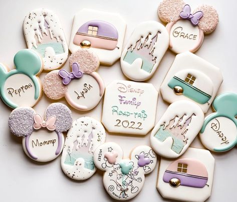 Olivia Russell on Instagram: “🎠 c h r i s t m a s s u r p r i s e c o o k i e s 🎠” Cookie Corner, Flooding Cookies, Princess Cookies, Disney Cookies, Holiday Cookies Christmas, Sugar Cookie Designs, Valentines Day Cookies, Fancy Cookies, Cookie Inspiration