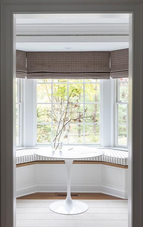 Breakfast Nook Bay Window, Light Green Curtains, Built In Dining Bench, Bay Window Seating Kitchen, Birch Decor, Bay Window Benches, Bay Window Design, Saarinen Dining Table, Kitchen Bay Window