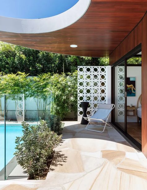 A Palm Springs-Inspired Oasis In New South Wales Rooftop House, Apartment Backyard, Palm Springs Interior, Palm Springs Pool, Palm Springs House, Breeze Blocks, Mid Century Modern Home, Australian Homes, Roof Design