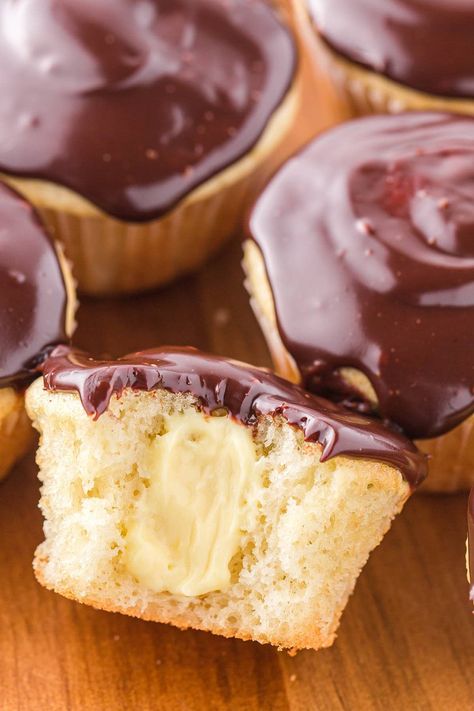 bitten boston cream cupcakes Boston Cream Mini Bundt Cakes, Boston Cream Cupcakes Recipe, Boston Cream Cupcakes, Boston Cream Pie Cupcakes, Homemade Cupcake Recipes, Homemade Buttercream Frosting, Moist Vanilla Cake, Icing Recipes, Princess Pinky Girl