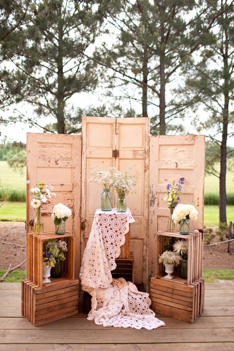 We can help you create something cool like this for your wedding backdrop in Northern California ~ check out our VINTAGE RENTALS - Rustic Wedding Decoration Backdrop Vintage Wedding Backdrop, Decor Photobooth, Outdoor Country Wedding, Door Backdrops, Barn Wedding Inspiration, Wedding Reception Backdrop, Rustic Wedding Venues, Foto Tips, Old Doors