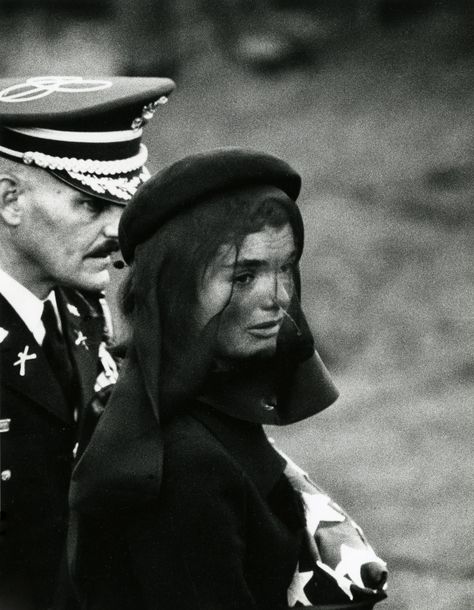 Elliott Erwitt, Arlington, Virginia, 1963 Elliott Erwitt, American Photography, John Fitzgerald, Jackie O, American Presidents, The New Yorker, White Photo, Grace Kelly, First Lady