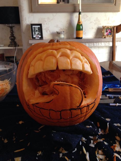 Medium Pumpkin Carving Ideas, Teeth Pumpkin Carving, Pumpkin Carving Ideas Big Teeth, Pumpkin Teeth Carving, Big Teeth Pumpkin Carving, Pumpkin Sculpture, Outrageous Pumpkin Carving, Pumpkin Carving Sculptures, Clown Carved Pumpkin