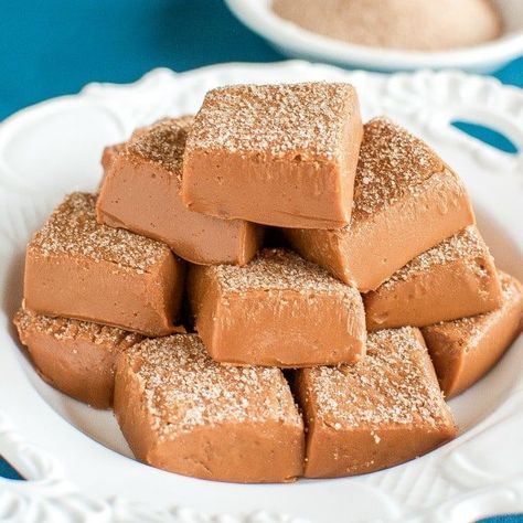 This Easy Cinnamon Snickerdoodle Fudge is the perfect recipe for you if you think you can't make fudge. Creamy, no fail, and tastes like a snickerdoodle! Snickerdoodle Fudge, Easy Microwave Fudge, Best Fudge Recipe, Xmas Goodies, Easy Fudge, Peppermint Fudge, Walnut Fudge, Delicious Christmas Desserts, Christmas Fudge