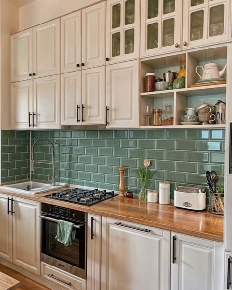 Kitchen Tile Color Ideas, Galley Kitchen Tile Backsplash, British House Design, Aesthetic Door, Door Aesthetic, Inspiration Wall Art, Wallpaper Floor, Cabin Bathroom, Ceiling Wallpaper