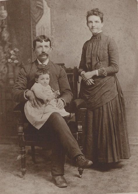 1886.12.13 John Simon Hodge and Mary Ann (Griffin) and Irene Northey. #Northey #genealogy Victorian Photography, Vintage Attire, Victorian Portraits, Old Family Photos, Victorian Photos, Vintage Photoshoot, Fashion Family, Women's History, History Pictures