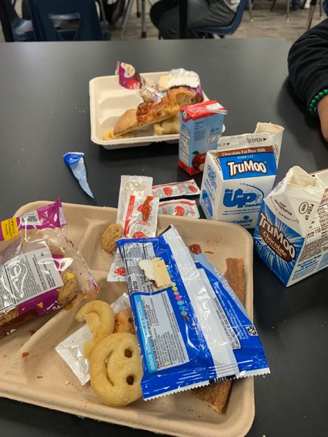 Lunch School Aesthetic, School Lunch High School, Elementary School Lunch, High School Lunches, School Lunchroom, Lunch Photos, Lunch Table, Lunch Room, High School Life