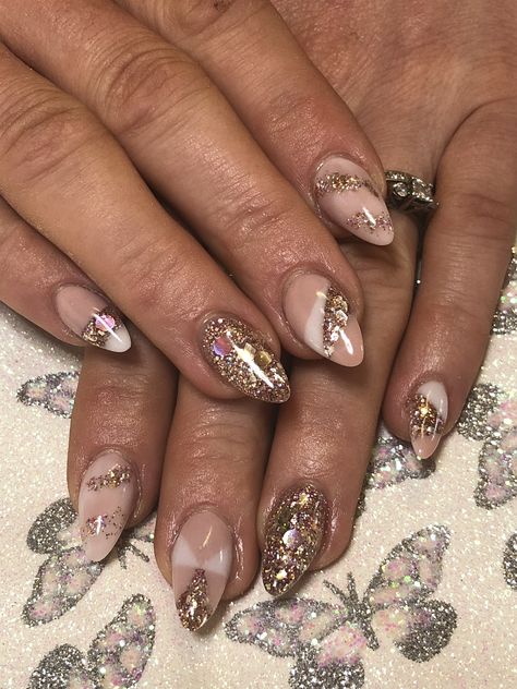 Perfect peach and rose gold sparkles glitter nails Rose Gold Flake Nails, Rose Gold Nails Aesthetic, Cream And Rose Gold Nails, Rose Gold Autumn Nails, Bronze Nails Designs Rose Gold, Peach Color Nails Designs, Color Nails Designs, Peach Color Nails, Rose Gold Glitter Nails