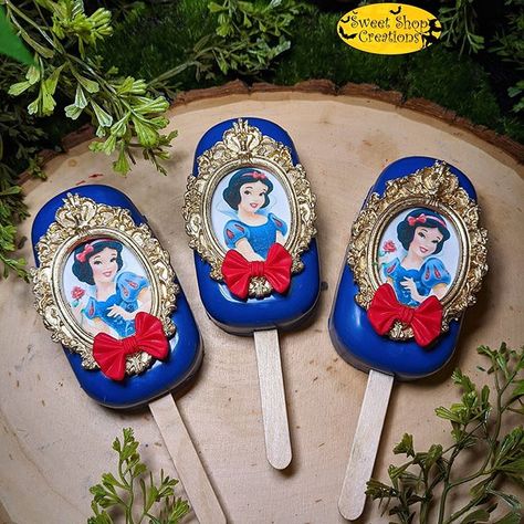 Instagram Snow White Desserts, Snow White Treats, Snow White Desserts Ideas, Snow White Birthday Party Cake, Snow White Cake Pops, Snow White Cakesicles, Snow White Theme Cake, Snow White Candy Boxes, Snow White Sweet Table