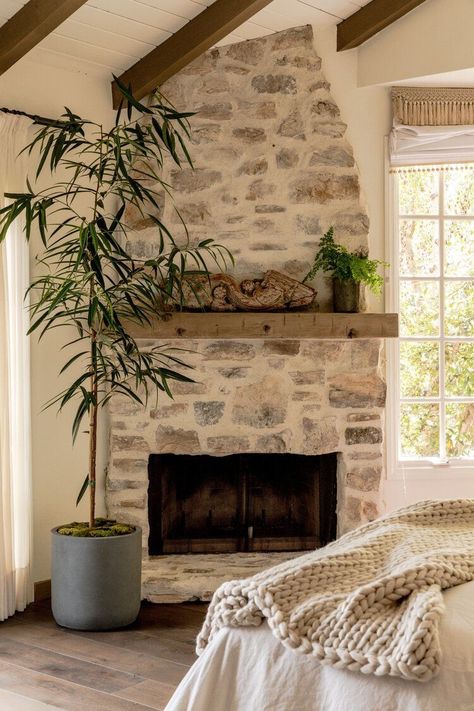 Tropical Fireplace, Point Dume Malibu, Stone Fireplace Makeover, Cottage Fireplace, House Coastal, Decor Fireplace, Rock Fireplaces, Bedroom Fireplace, Beach Homes