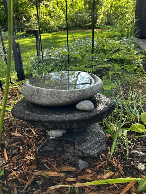 A beautiful river stone bird bath soaking up the Summer green around it! Bird Bath Ideas Landscaping, Unique Bird Baths, Bird Baths Homemade, Bath Rocks, Ceramic Bird Bath, Gazebo Design, Stone Bird Baths, Garden Wildlife, Homemade Bird Houses