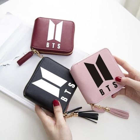 BTS $521,10 Printed Mini Wallet Mochila Kpop, Bts Bag, Army Accessories, Bts Clothing, Short Zipper, Bts 2018, Korean Kpop, Kpop Merchandise, Fan Style