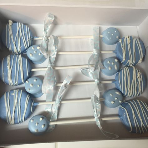 Perfect for a baby shower. Chocolate covered Oreo "rattles" Boy Cupcakes, Baby Shower Card Box, Baby Shower Buffet, Shower Foods, Covered Chocolate, Baby Shower Food For Girl, 11 Birthday, Ideas For Baby Shower, Baby Shower Favors Diy