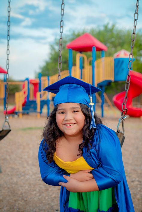 Outdoor Kindergarten Graduation Pictures, Kindergarten Graduation Pictures Ideas, Pre K Photoshoot Ideas, Kindergarten Graduation Picture Ideas, Kinder Graduation Pictures, Kinder Photoshoot, Kindergarten Cap And Gown Pictures, Prek Graduation Photo Ideas, Preschool Graduation Photoshoot