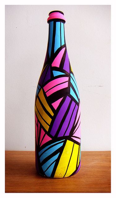 brightly decorated wine bottle ... upcycling at its best ... Painted Glass Bottles, Decorated Bottle, Glass Bottle Diy, Glass Painting Designs, Painted Bottle, Quilled Creations, Diy Glass Bottle Crafts, Glass Bottles Art, Wine Bottle Art