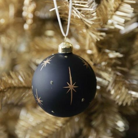 Witchy Picnic, Dark Academia Christmas, Black And Gold Christmas, Black Christmas Decorations, Black Gold Christmas, Gold Christmas Ornaments, Christmas Board, Dark Christmas, Gold Christmas Decorations