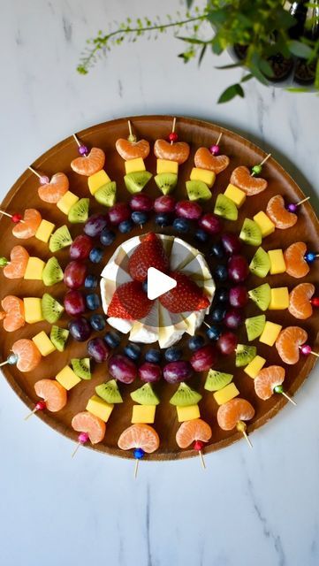 Fruit Skewers Ideas, Platter Inspiration, Cheese Display, Fruit Kebabs, Queso Brie, Fruit Platter Designs, Grown Up Parties, Cheese Trays, Food Motivation