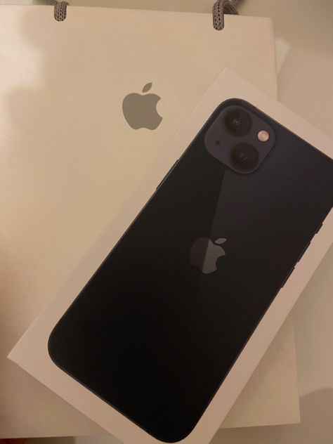 Iphone 13 Black Aesthetic, Iphone 13 Midnight, Iphone 13 Black, Attractive Wallpapers, Apple Watch Fashion, Call Of Duty World, Iphone Obsession, Boys Don't Cry, Cute Patterns Wallpaper