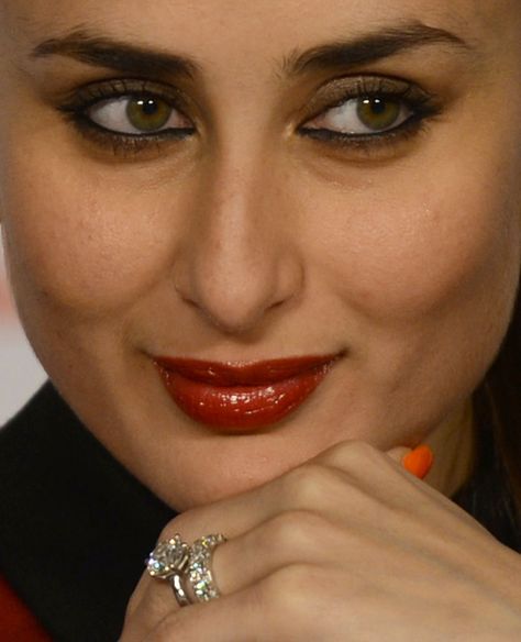 Kareena Kapoor's wedding rock ! Kareena Kapoor Wedding, Outside Movie, Kareena Kapoor Pics, Celebrity Jewelry, Celebrity Engagement Rings, Cushion Cut Diamond, Kareena Kapoor Khan, Kareena Kapoor, Cushion Cut Diamonds