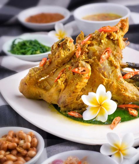 ayam betutu Ayam Betutu, Finger Snacks, Dessert Sushi, Bali Food, Ayam Bakar, Indonesian Cuisine, Quick Desserts, Indonesian Food, Local Food