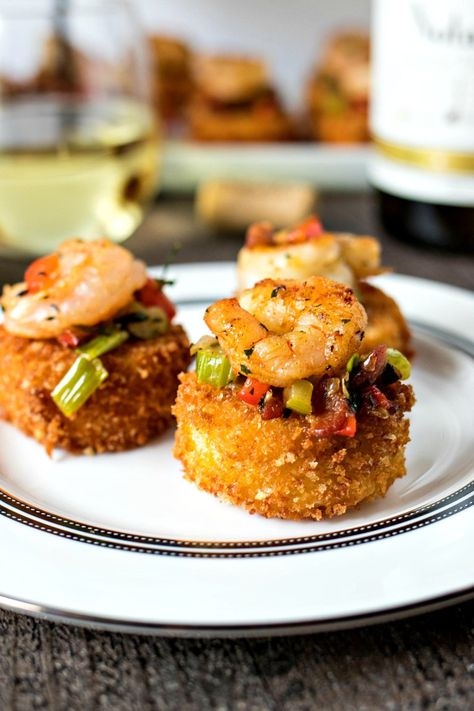 Shrimp & Cheesy Grit Cake Bites - Ultra creamy grit patties are fried and served with a buttery sauteed shrimp and crispy bacon to create an appetizer that your guests will go crazy for. Pairs perfectly with the flavors of Chardonnay wine! Southern Appetizers, Grit Cakes, Cheese Crostini, Creamy Grits, Dill Salmon, Cheesy Grits, Chardonnay Wine, Wedding Appetizers, Shrimp Appetizers