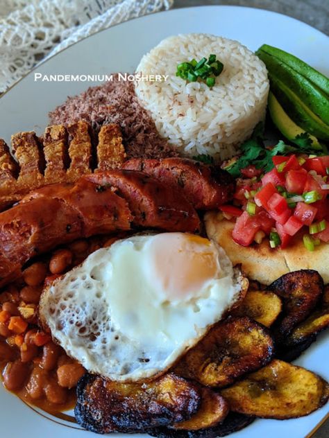 Colombian Food Vegetarian, Colombian Street Food, Columbian Food Authentic, Authentic Colombian Recipes, Colombian Dinner Recipes, Vegan Colombian Food, Colombian Breakfast Recipes, Colombia Food Recipes, Columbian Recipes Authentic