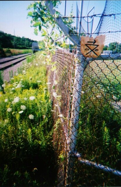 Hobo signs Hobo Aesthetic, Finn Aesthetic, Hobo Signs, Hobo Symbols, Life Is Strange, Garden Arch, Outdoor Structures, Train, Signs