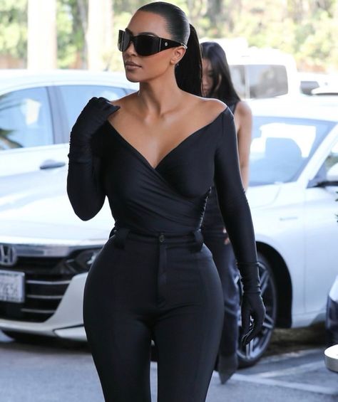 Kim Kardashian Outfits, Kardashian Outfit, Striped Bodysuit, V Neck Bodysuit, Kardashian Style, Simple Chic, Bodycon Fashion, All Black Outfit, Black Bodysuit