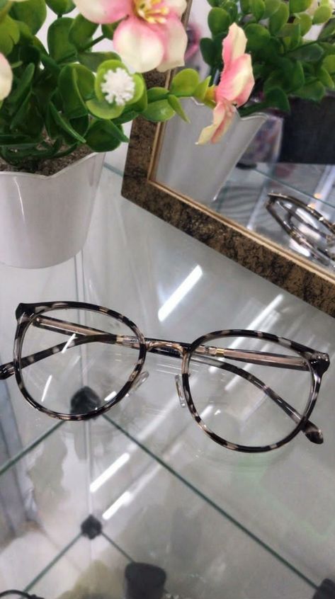 Glasses Women Fashion Eyeglasses, Cute Glasses Frames, Classy Glasses, Glasses Frames Trendy, Fancy Glasses, Glasses Inspiration, Specs Frame, Glasses For Your Face Shape, Glasses Trends