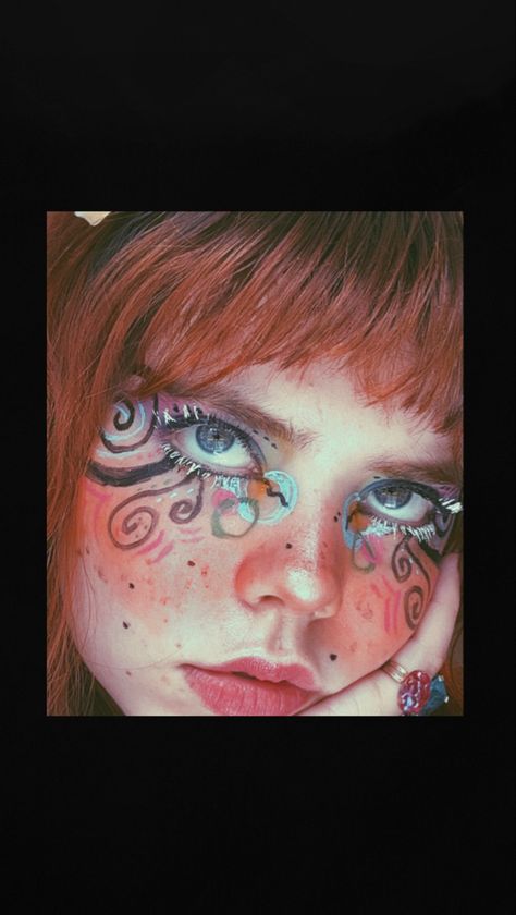 Weird Core Makeup, Makeup Looks Unique, Spiral Makeup, Trippy Makeup, Artsy Makeup Look, Whimsical Makeup, Funky Makeup, Drag Make-up, Cheek Makeup