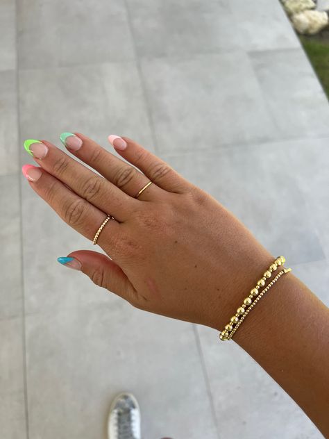 Easy Spring Break Nails, Bright Colored French Tip Nails, Fun Spring Break Nails, Spring Break Nail Inspo 2024, Nail Colors For Vacation, Spring Nails 2024 Trends, Spring Nail Inspo 2024, Spring Break Acrylic Nails, Spring Break Nails 2024