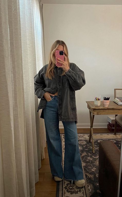 Wide leg jeans, oversized top, casual everyday outfit look for cold weather fall and winter. Wide Leg Jeans Outfit Fall, Wide Leg Jean Outfits, Fall Clothing Essentials, Latest Fall Fashion Trends, Jeans Outfit Spring, Wide Leg Jeans Outfit, Jeans Outfit Winter, Jeans Outfit Fall, Street Style Fall Outfits