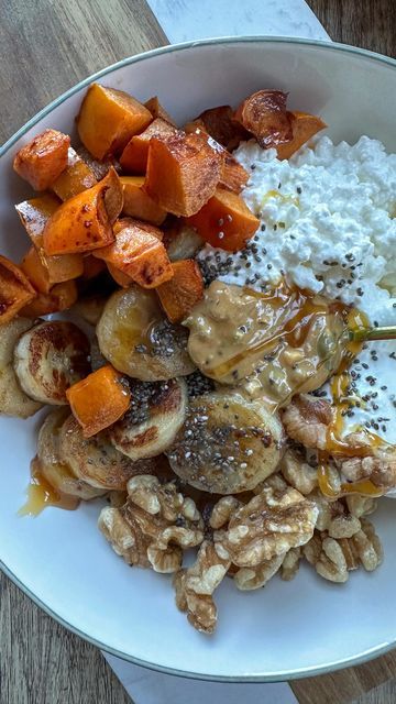 LYANA on Instagram: "Caramelized Banana & Persimmon Breakfast Power Bowl 🫶 make this to start your busy days with energy and joy ⚡️eating this in the morning is much needed self-care ❤️ This bowl is so cozy and full of flavor. Love making cottage cheese + yogurt bowls with seasonal toppings - I highly recommend making this while persimmons are fresh! Ingredients: persimmon banana cottage cheese whole milk yogurt chia seeds walnuts spoonful nut butter drizzle honey 🍯 Sauté the bananas and pers Persimmon Yogurt Bowl, Cottage Cheese Yogurt Bowl, Sweet Cottage Cheese Bowl, Sweet Potato Yogurt Bowl, Sweet Potato Cottage Cheese, Persimmon Breakfast, Power Bowls Breakfast, Breakfast Power Bowl, Cottage Cheese Yogurt