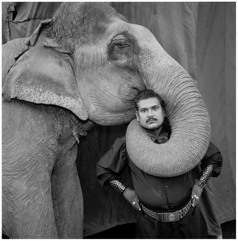 ram prakash singh with his elephant shyama.great golden circus, ahmedabad, 1990 | foto: mary ellen mark Diane Arbus Photography, Mary Ellen Mark, Famous Portraits, Diane Arbus, Robert Frank, Cecil Beaton, Vivian Maier, Apocalypse Now, Ansel Adams