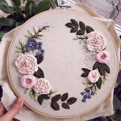 16.3 mil curtidas, 159 comentários - embroidery art ∧∨ (@diana_vingert) no Instagram: “April wreath is coming🌱 . . .” Floral Embroidery Patterns, Hand Embroidery Videos, Pola Sulam, Hand Embroidery Flowers, Embroidery Patterns Vintage, Brazilian Embroidery, Embroidery Flowers Pattern, Peach Blossom, Sewing Embroidery Designs